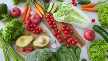 Sağlıklı beslenme, beslenme, vegan yaşam tarzı. Masada organik sebzeler.