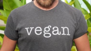 Vegan tişörtlü sakallı atletik adam. Sağlıklı Yaşam Tarzı Konsepti.