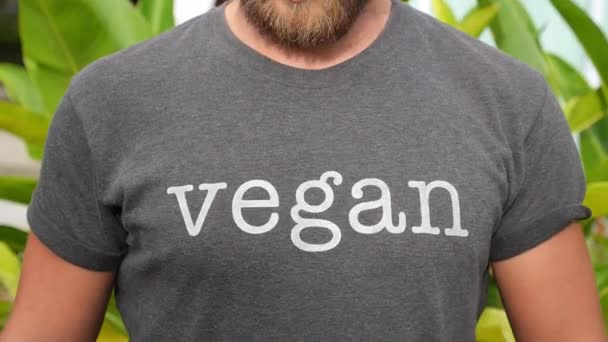 Gebaarde atleet in Vegan T-Shirt. Gezond levensstijl concept. — Stockvideo