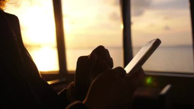 Sunset 'te Akıllı Telefon Kullanan Kadın Elleri