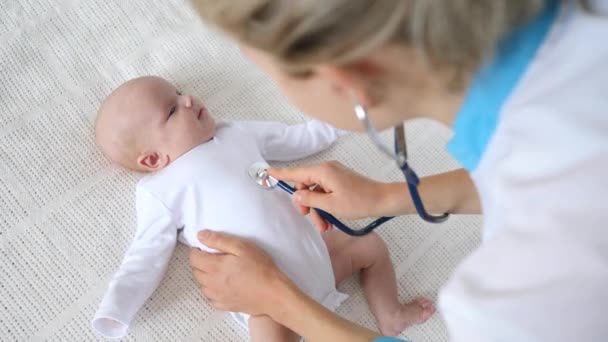 Docteur avec le nouveau-né. Examen physique. Médecin Visites à domicile . — Video