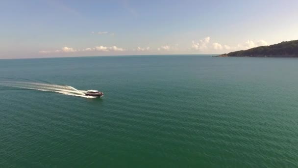 Letecký pohled na jachtu v moři — Stock video