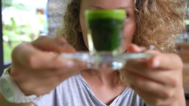 Κορίτσι με Geen υγιή Wheatgrass ποτό στο χέρι. Υγιής έννοια αποτοξίνωσης — Αρχείο Βίντεο