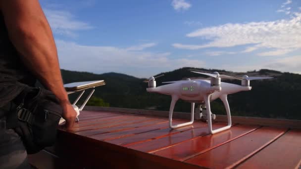 Mann bedient Drohne mit Fernbedienung — Stockvideo