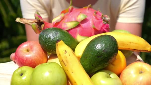 Mujer sosteniendo gran plato con frutas. Primer plano. . — Vídeos de Stock