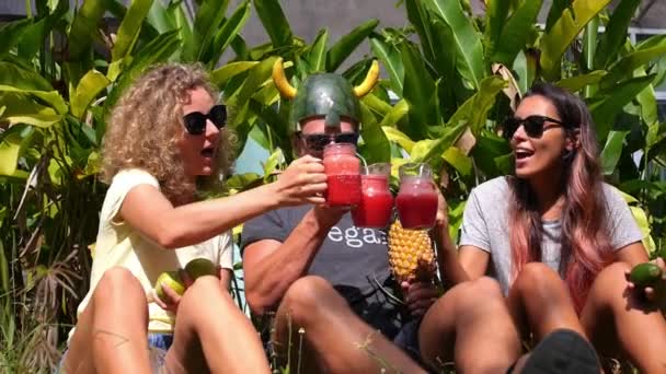 Happy Friends having zabawy na zewnątrz Picie zdrowych owoców Smoothie — Wideo stockowe