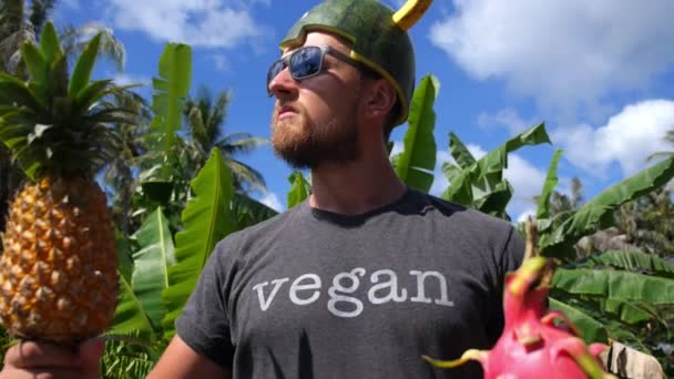 Fit Muscular divertido hombre sosteniendo frutas en verano al aire libre — Vídeo de stock