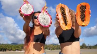 Plajda Tropik Egzotik Meyvelerle Eğlenen Seksi Kız Arkadaşları