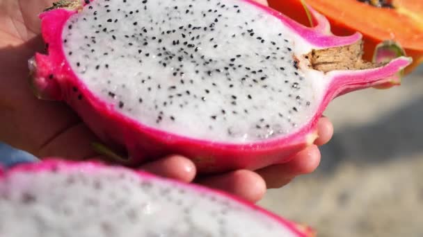 Свежие тропические фрукты крупным планом. Dragon Fruit Pitaya and Papaya — стоковое видео