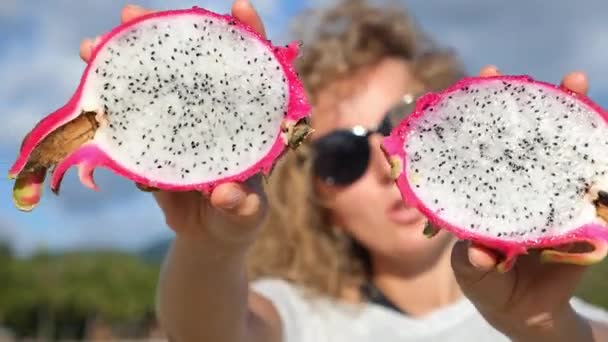 Mulher com Tropical Dragon Fruit Dançando na Praia em Férias de Verão — Vídeo de Stock