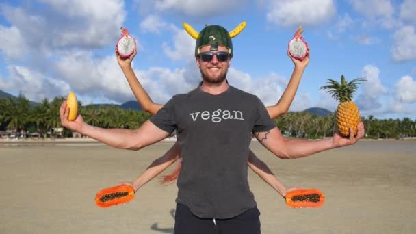 Шива-веган на пляже с фруктами — стоковое видео