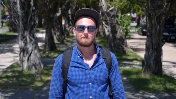 Jonge Backpacker toerist met duimen omhoog reizen de wereld — Stockvideo