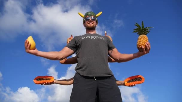 Jonge vrienden maken Shiva God op het strand met fruit — Stockvideo