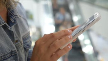 Şehir Alışveriş Merkezi 'nde Cep Telefonu Kullanan Kapalı Kadın Elleri