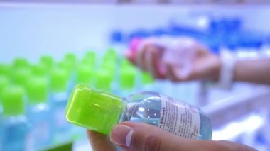 Güzellik Mağazasında Müşteri Seçme Kozmetik Ürünleri. Yakın çekim..