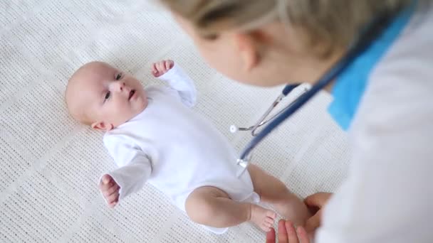 Bebé en el doctor de los niños, chequeo del pediatra . — Vídeo de stock