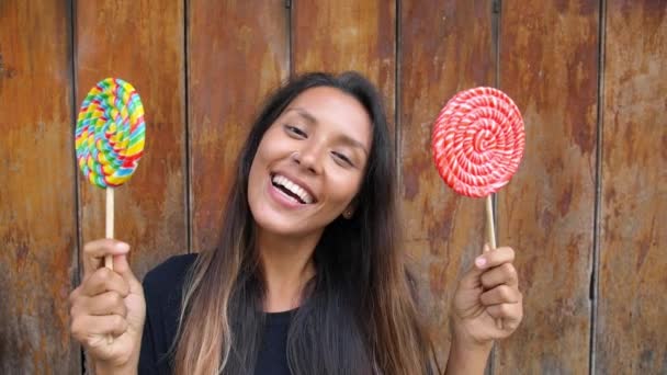 Glimlachend meisje hebben plezier met lolly 's in de zomer — Stockvideo