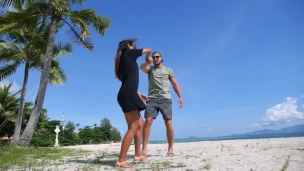 Jeune couple dansant sur la plage — Video