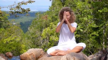 Yogi Kadın Ormanda Dağda Meditasyon Yapıyor