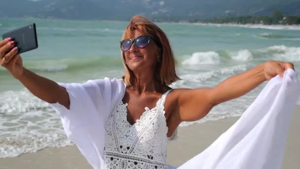 Senior nő csinál Selfie mobiltelefon a strandon — Stock videók