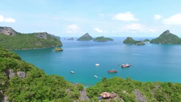 Luchtfoto van tropische eilanden in zee in Thailand. 4k. — Stockvideo