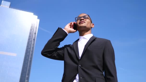 Byznysmen mluví chytrým telefonem. Rozmanitost, obchod, technologie, lidé. — Stock video
