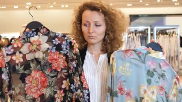 Giovane donna che fa shopping nel negozio di abbigliamento Chiedere fidanzato — Video Stock