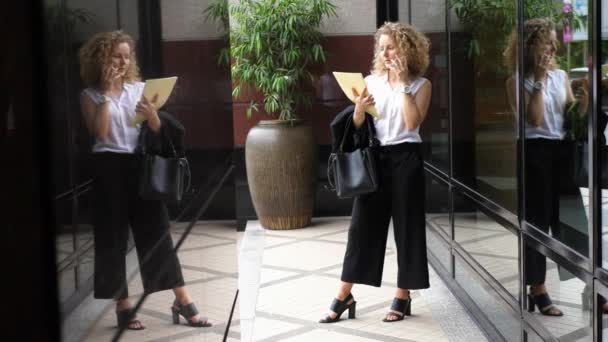 Succès Businesswoman Parler sur téléphone portable en plein air — Video