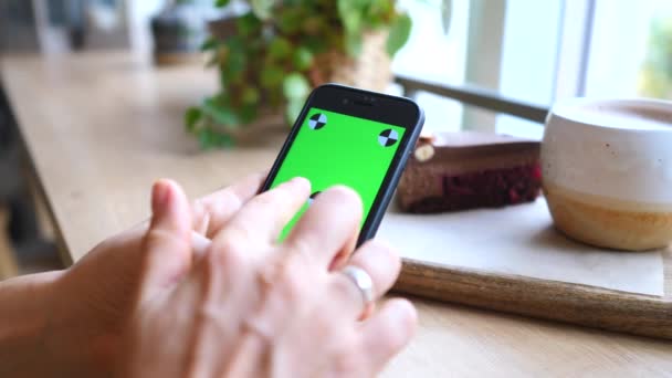 女子手触摸智能电话绿色屏幕显示. — 图库视频影像