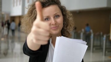 Başarılı İş Kadını Kamerada Başparmağıyla Gülümsüyor