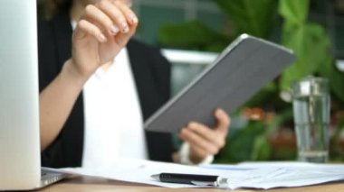 İş Yerinde Tablet Kullanan İş Kadınının Elleri