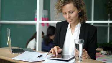 Başarılı İş Kadını Ofisteki İşini Tamamladı