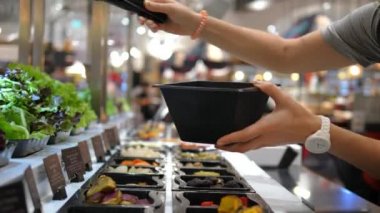 Kadın Elleri Süpermarketteki Salata Barından Salata Alıyor