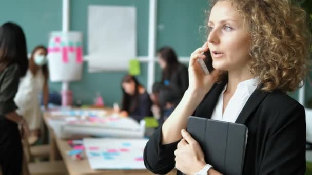 Zakelijke vrouwen Interactie op Business Meeting In Office — Stockvideo