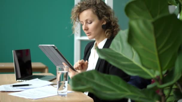 Бізнес-леді використовуючи цифровий планшет в офісі — стокове відео