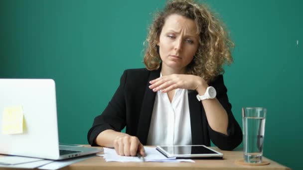 Müde Geschäftsfrau im Stress nach harter Arbeit mit Laptop — Stockvideo