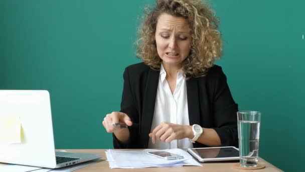 Louco estressado mulher de negócios com laptop vai louco no escritório — Vídeo de Stock
