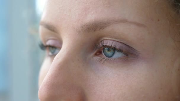 Vacker kvinna ögon på nära håll — Stockvideo