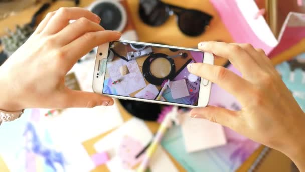 Femme mains prenant des photos de style Hipster Voyage papeterie sur la table — Video