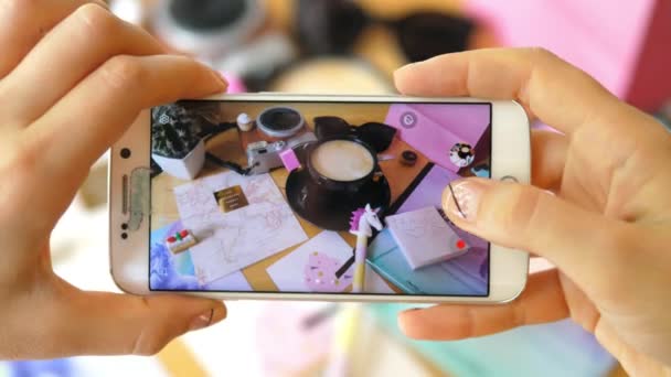 Vrouwelijke handen nemen van een foto van Flat Lay met koffie met behulp van Smartphone — Stockvideo