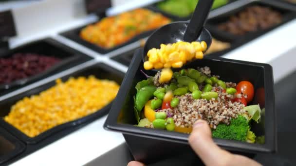 Insalata di verdure fresche di cibo sano nel bar dell'insalata — Video Stock