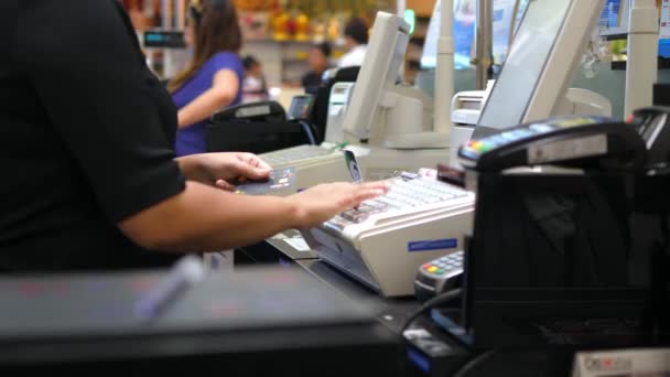 Kunde an Supermarktkasse bezahlt mit Kreditkarte — Stockvideo