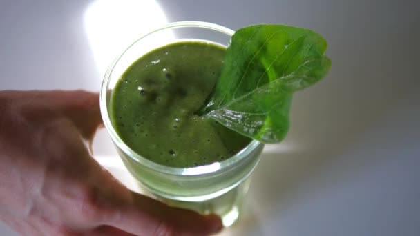 Konzept für gesunde Ernährung: grüner Smoothie — Stockvideo