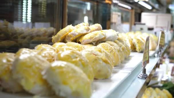 Heerlijke broodjes in de bakkerij winkel Close-up — Stockvideo
