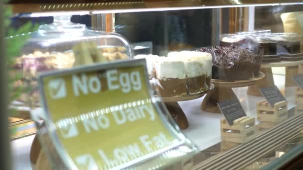 Torte vegane in panetteria sana. Niente latticini, niente uova, segni di grasso basso — Video Stock