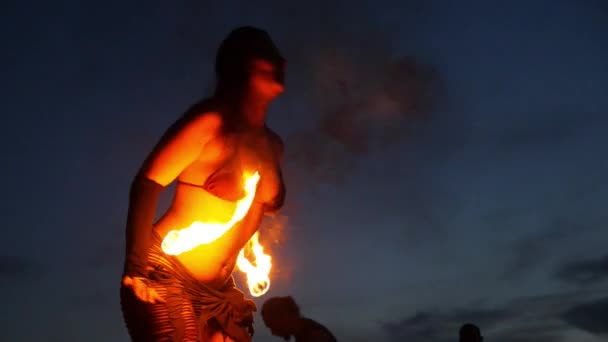 Kvinnan dansar med elden på natten stranden. Phangan, Thailand, 13 juni, 2017 — Stockvideo