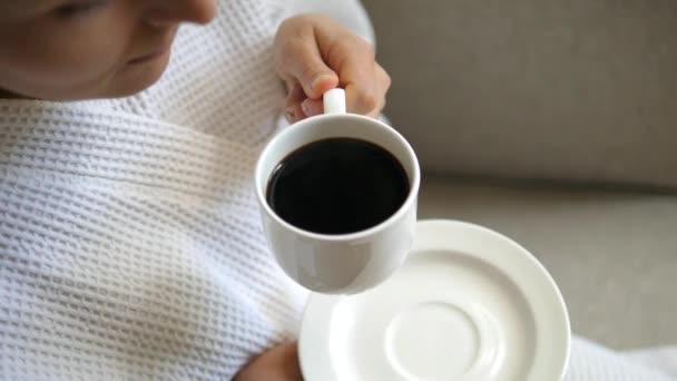 Jovem mulher desfrutando de café preto em casa após o chuveiro — Vídeo de Stock