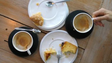 Brekfast 'ı, Kirli Boş Tabak ve Boş Kahve Fincanı ile Yemeyi Bitir