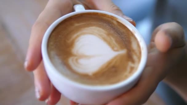 Gros plan de mains féminines avec café — Video