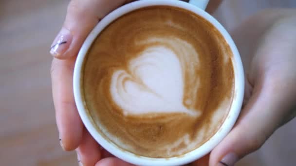 Kaffe Latte konst i kvinna händer i Coffee Shop — Stockvideo